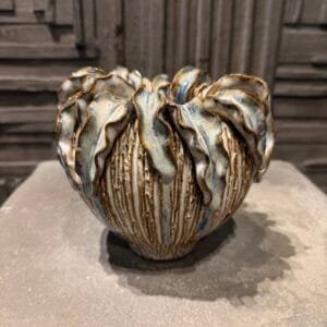 Cream Vase with leaves M