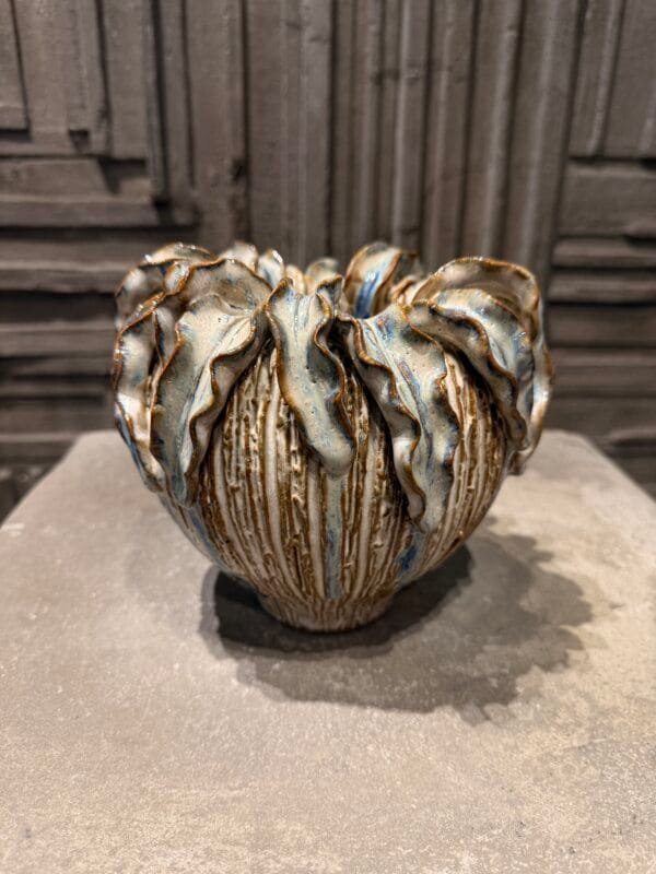 Cream Vase with leaves M
