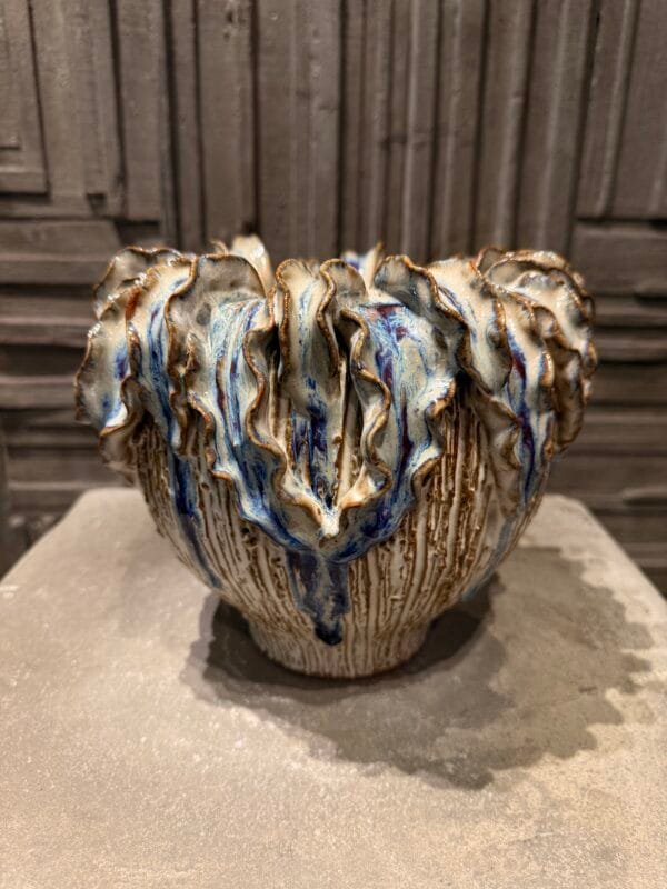 Cream Vase with leaves L