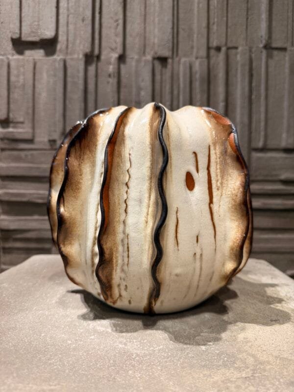 White/Brown Round Pumpkin with gold effect (J14)